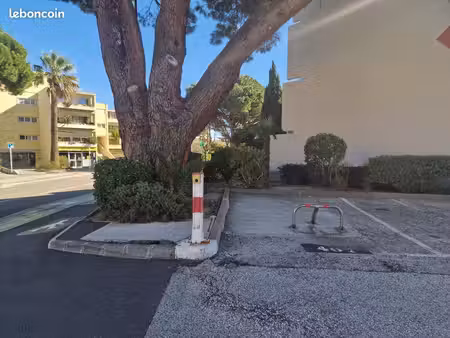 grande place de parking de 15m2