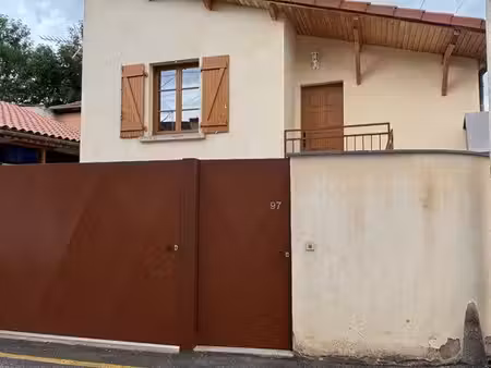maison avec garage et terrasse extérieur