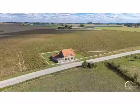 leisele :landelijk gelegen renovatiewoning op 1.477 m² grondoppervlakte met prachtig open 