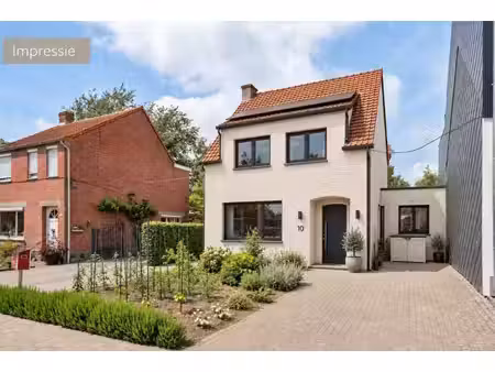 ruime gezinswoning met 4 slaapkamers  veranda en zonnige tuin nabij scholen  winkels en st