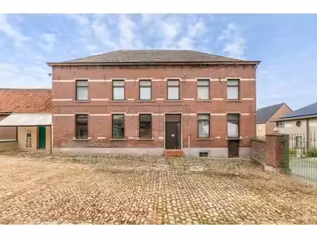 statig herenhuis met binnenkoer en stallingen op een perceel van 1758 m² in het dorp van w