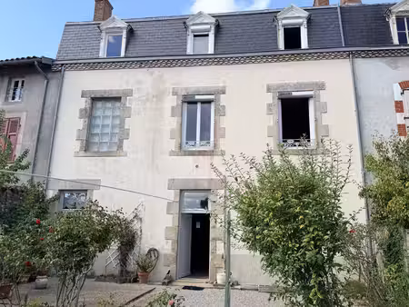 magnifique maison de ville dans une ville animée de la haute-vienne