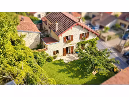 charme et volume : ensemble de deux maisons en pierre à saisir