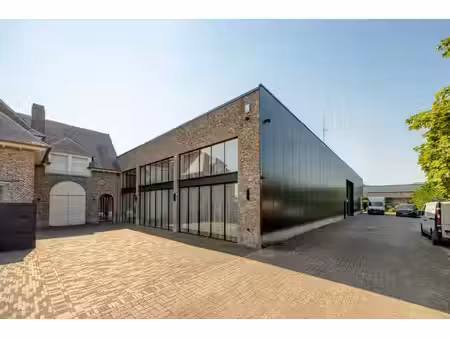 magazijn met showroom  kantoren en prachtige woning te koop