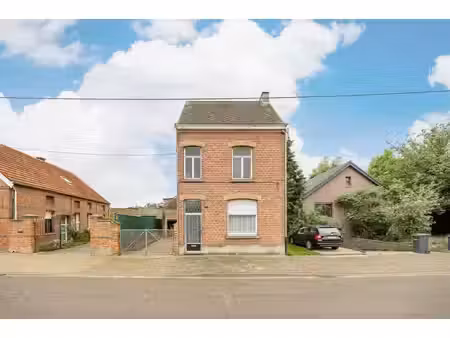 te renoveren woning met garage  oprit en tuin