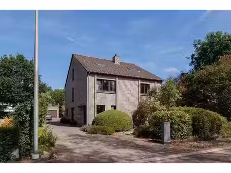 zeer ruime  op te frissen  gezinswoning met dubbele garage in kindvriendelijke  groene en 