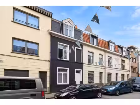 karaktervolle en gerenoveerde stadswoning met drie ruime slaapkamers en stadstuin