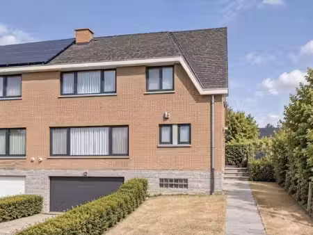 goed gelegen woning met drie slaapkamers en garage