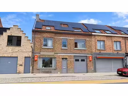 verrassend ruime  verzorgde woning met dubbele garage en zonnige tuin.