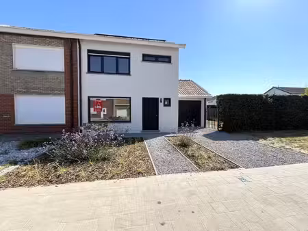 ledegem – volledig gerenoveerde halfopen woning met 3 slaapkamers en zonnige tuin