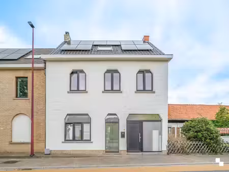 lichtrijke woning met vier slaapkamers en zonnige tuin te oosterzele