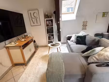 appartement mansardé au centre-ville d' avallon d'environ 40 mètres carré pour un loyer de