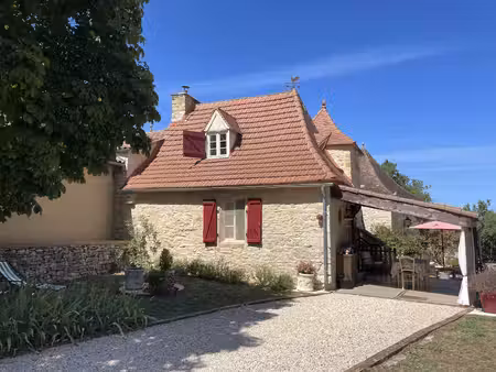 charmant pigeonnier en dordogne avec de beaux espaces extérieurs