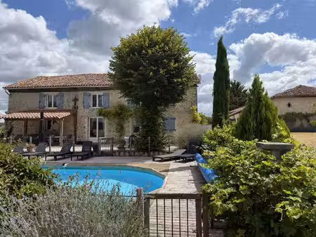 superbe grange réaménagée avec 6 chambres et 4 salles de bains  offrant une vue imprenable