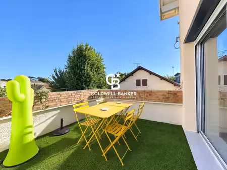 taussat-les-bains – t3 rénové avec terrasse et balcon