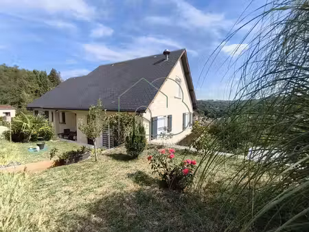 cransac – une maison familiale pleine de charme et de possibil