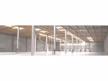 location entrepôt fuveau 13710 6393m²