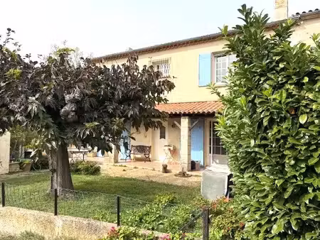 a vendre  raphèle  deux maisons avec piscine et dépendances.