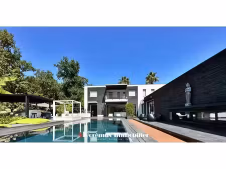 propriété d'exception de 400 m2 avec piscine miroir  parc paysager et prestations haut de.