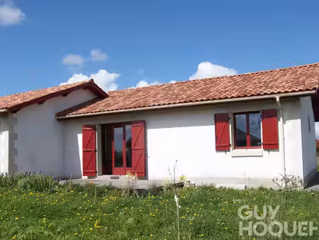 maison de 2010   grand terrain  grand garage et chalet indépendant