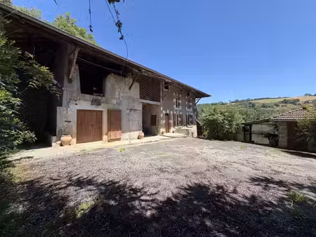 maison en pisé à rénover avec 250 m² de dépendances et vast
