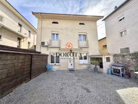 maison familiale rénovée avec cour fermée