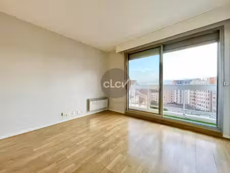 studio 27 m² dernier étage métro garibaldi 69007 lyon