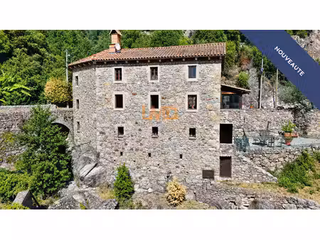 maison en pierre avec vue dégagée