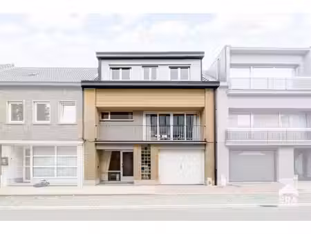 maison à rénover avec 3 chambres  bureau  garage et jardin