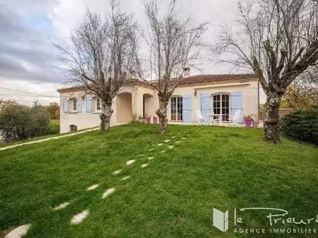 grande maison avec vue dégagée  piscine  grand terrain arboré et sous-sol complet à...