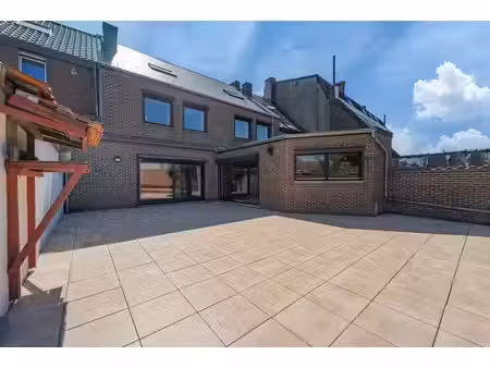 spacieuse maison de commerce avec garage et joli jardin