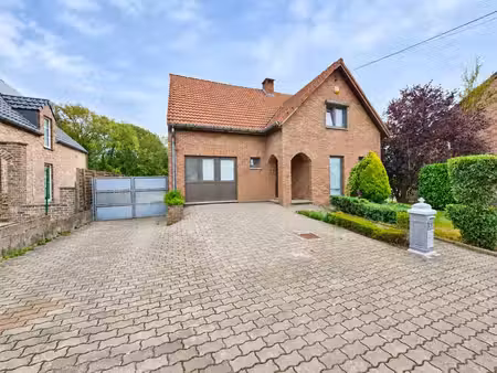 villa 4 façades – 4 chambres  garage et beau jardin à cource