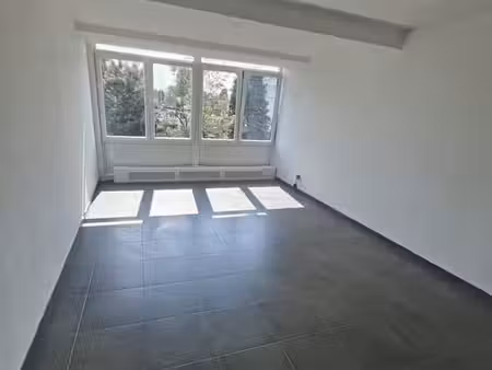 grand studio spacieux peb c + électricité aux normes