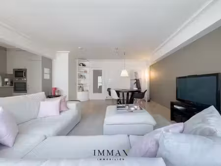 bel et spacieux appartement de 2 chambres situé à deux pas d