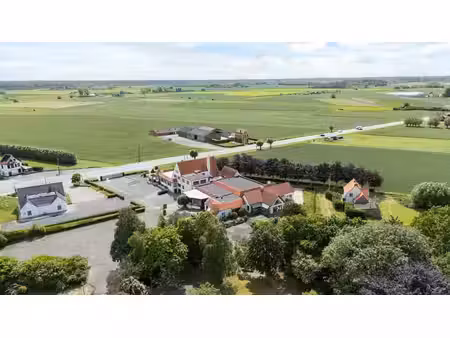 propriété commerciale unique à vendre  très calmement sit...