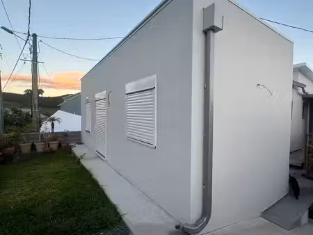 maison neuve en centre-ville de petite-île