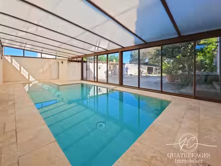 villa dans un parc arboré exceptionnel avec piscine couverte.