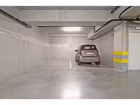 empl. de parking - 100% sécurisé - immeuble récent.