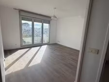 appartement 3 pièces – 51 m² – balcon 10 m² – 2 places de parking