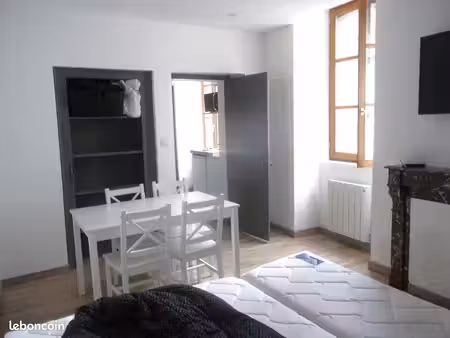 appartement meublé -type f1 bis - 1er étage - 1 rue de l'hôtel de ville louhans