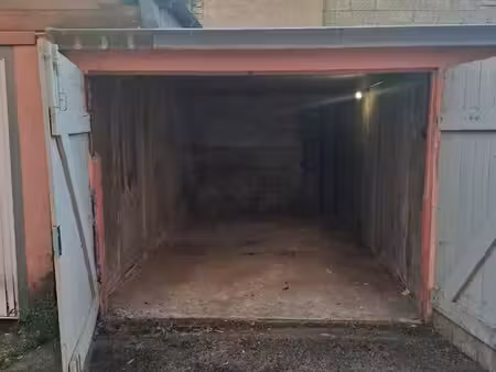 garage fermé dans une cour sécurisée rue saint ludan - neudorf