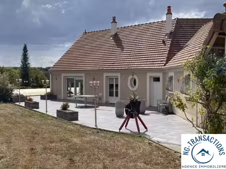 belle maison de plain-pied avec une vue panoramique sur la c