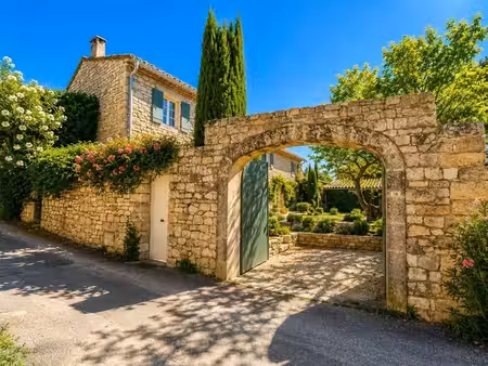 mas de village avec jardin et piscine dans un hameau de murs à 7 minutes de gordes