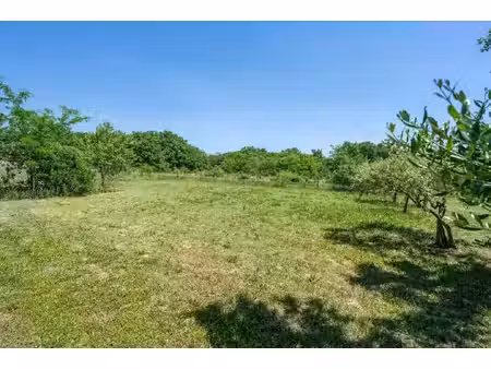 terrain constructible situe au coeur du village d'oppede luberon provence