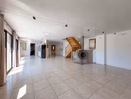 maison de 151m2 avec terrasse et annexes