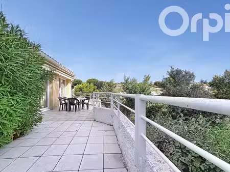 maison de charme avec jardin  terrasses dans un domaine résidentiel avec piscine  terrains