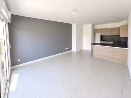 t2 avec balcon et parking à bayonne