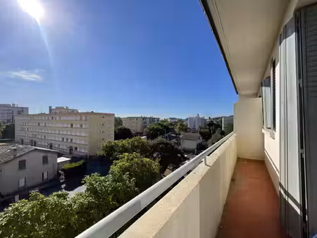 a louer - bron – t4 traversant 63 52 m² - balcon