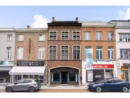 immeuble spacieux avec beaucoup de potentiel au centre!