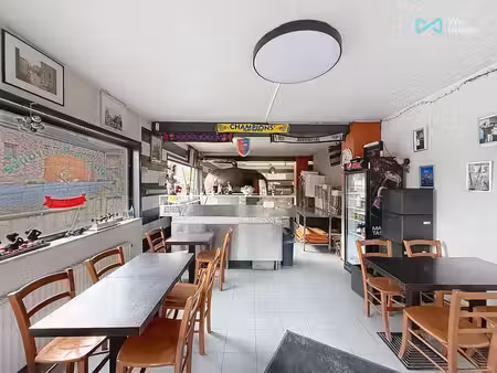 a vendre - restaurant avec terrasse devant un axe fréquenté